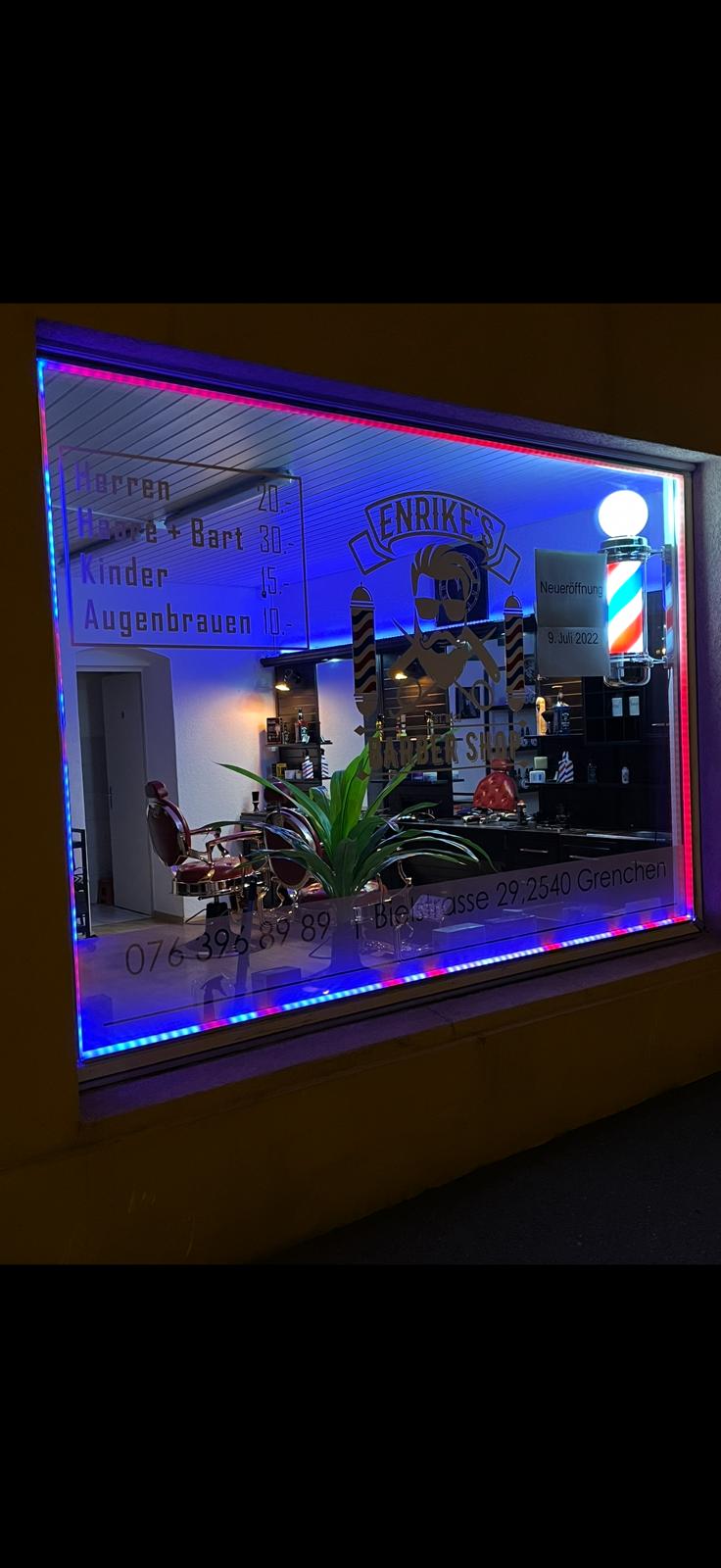 Schaufenster von Enrike's Barber Shop bei Nacht – Bielstrasse 29, Grenchen